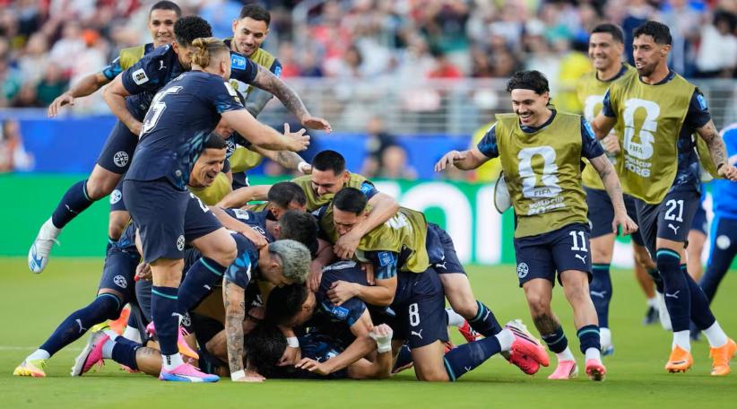 Paraguay resiste con diez jugadores, derrota a Turquía y mantiene vivo su sueño mundialista.