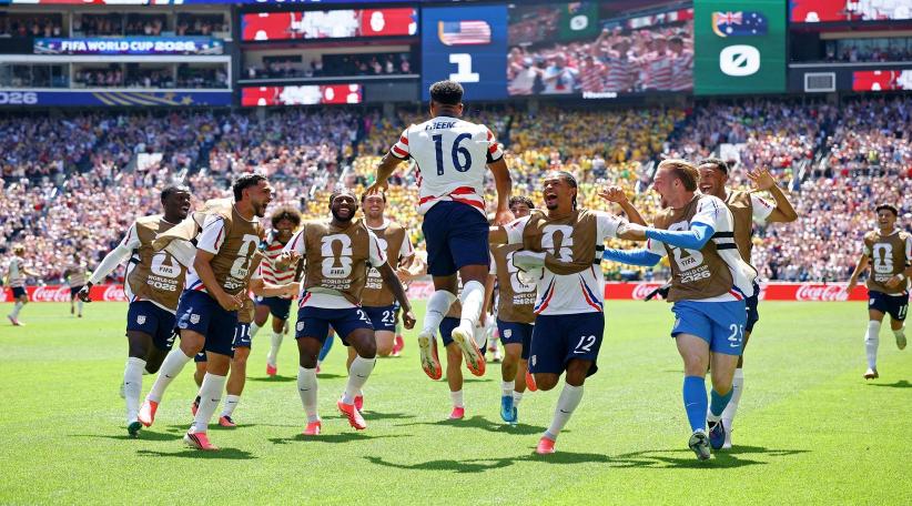 Estados Unidos vence a Australia 2 a 0 y clasifica a dieciseisavos del Mundial .