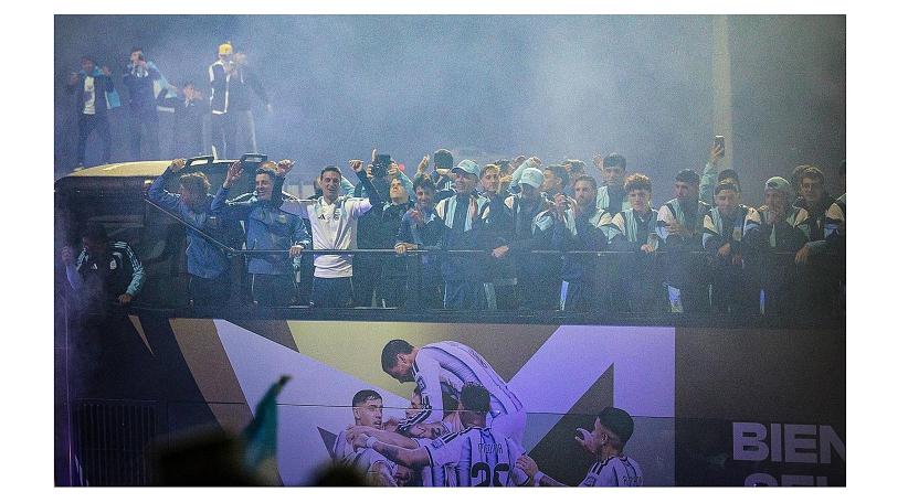 La Scaloneta volvió a casa: así fue el recibimiento a los subcampeones del mundo en Ezeiza.
