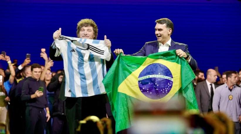 Milei participó del lanzamiento de Flávio Bolsonaro en Brasil y llamó ladrón y presidiario al presidente Lula.