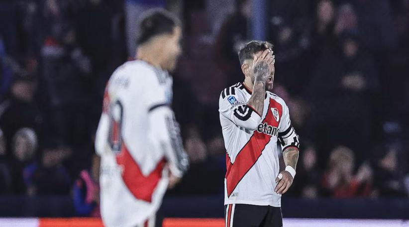 River perdió otra vez: gastó 70 millones de dólares en refuerzos y Coudet admite que podría dejar el cargo.