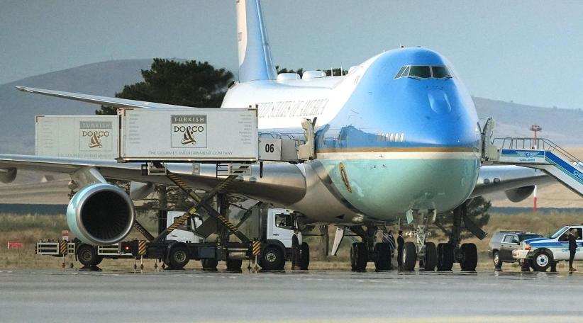 Cambio secreto de avión: Trump fue evacuado en un contenedor de catering en medio de una amenaza de ataque iraní.
