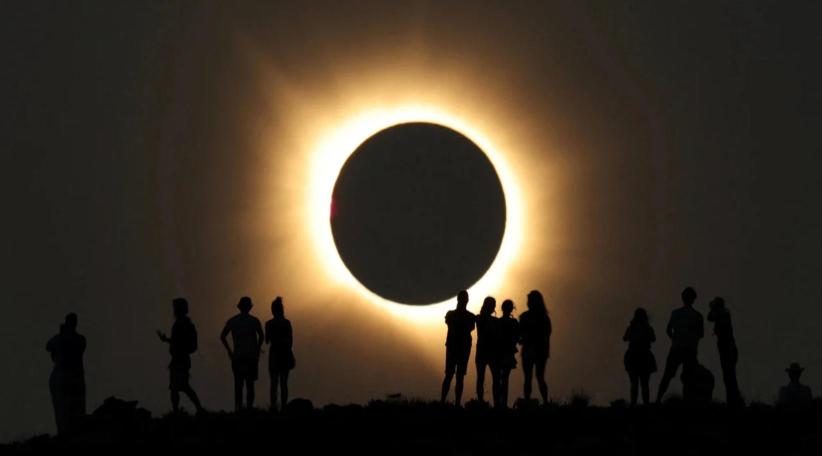 España y Europa viven un eclipse solar total histórico el cielo se oscureció y millones miraron al Sol.