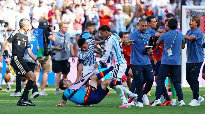 FIFA sancionó a Paredes con diez partidos y multó a la Selección Argentina por la bandera de Malvinas en el Mundial.