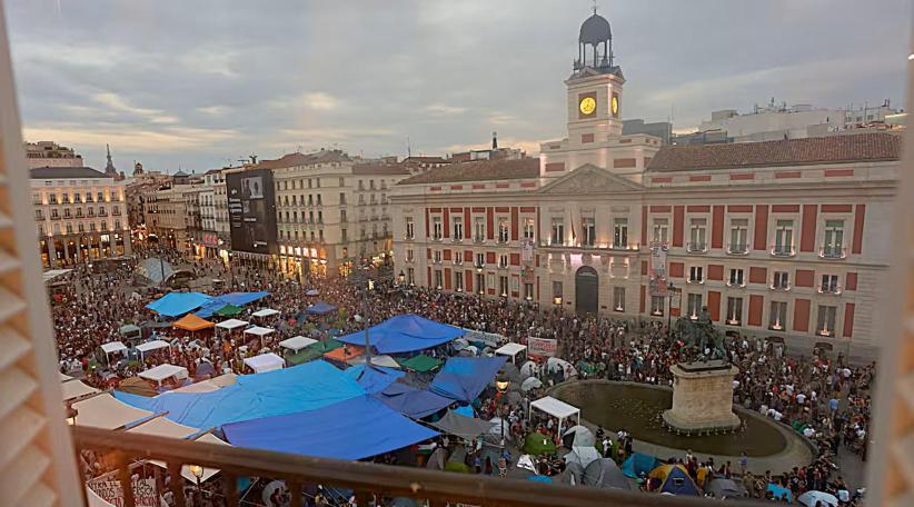 Más de mil personas acampan en La Puerta del Sol de Madrid para exigir leyes que frenen los desalojos.