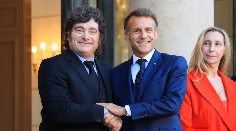 Milei se reunió con Macron en el Elíseo y aseguró a los inversores que Argentina tiene USD 75.000 millones para blindarse.