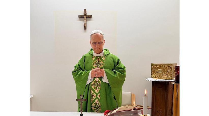 El papa León XIV celebra misa en el hospital Gemelli y muestra una evolución favorable tras su operación.