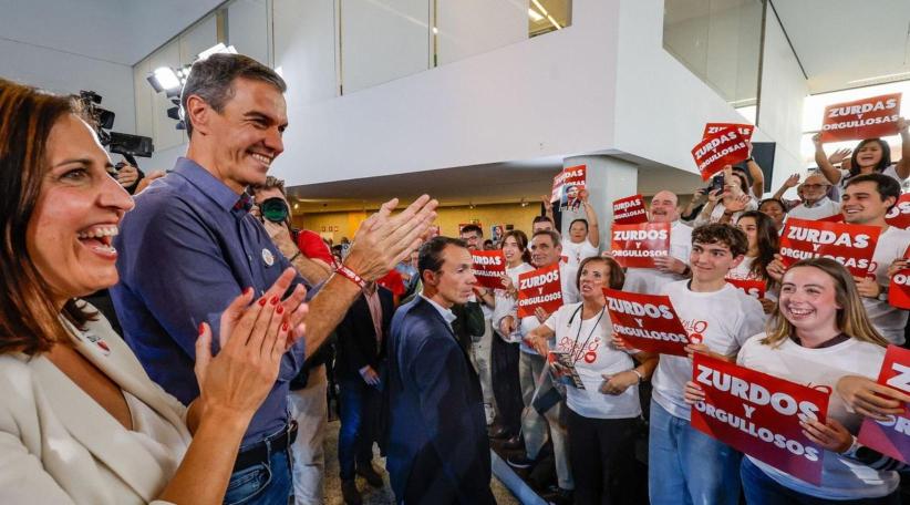 Sánchez convierte las críticas de Milei en una consigna electoral: “Soy zurdo y a mucha honra”.