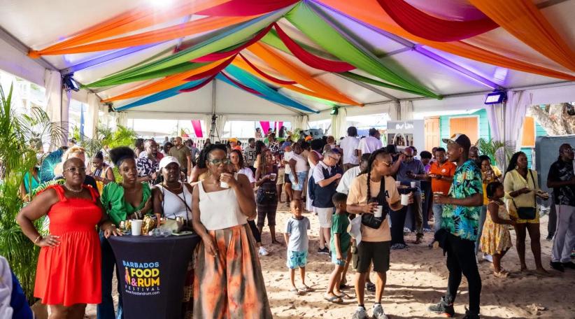 Barbados celebra 60 anos de independência com festival de gastronomia, rum e cultura.
