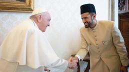 El imam Marwan Gill saluda al papa Francisco. Luego escribió: "Un relato personal de la audiencia con el Papa Francisco"
