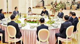 Kim Jong-un hosts talks, banquet for S.Korea envoys