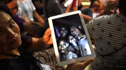 Avanza complejo rescate en Tailandia. Un nuevo vídeo publicado por la marina tailandesa muestra a los niños dentro de la cueva visiblemente delgados y arropados con mantas térmicas.