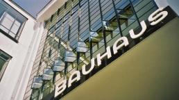 "El mundo entero es una Bauhaus" se propone abordar de la forma más amplia posible, todos estos aspectos y tematizar los encuentros transculturales de la escuela.