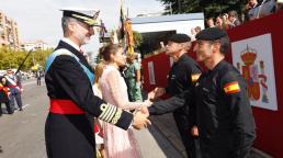 Los reyes presiden el desfile marcado por el accidente de un paracaidista