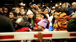 U.S. shuts border bridge to stop migrants rushing across from Mexico