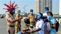Un oficial de policía en India usa casco de coronavirus para advertir a las personas que se queden en casa