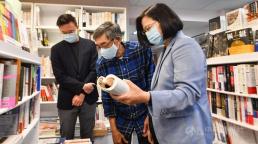 President Tsai visits Taipei bookstore of Hong Kong dissident