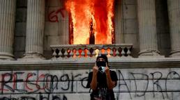 Manifestantes tomaron el Congreso de Guatemala y lo prendieron fuego