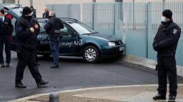  Estrellan un vehículo contra la entrada de la oficina de Merkel en Berlín