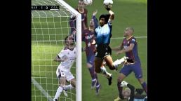 Messi estuvo a punto de concretar un gol con la mano que hubiese recordado "la mano de Dios" de Maradona 