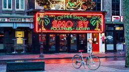 Ámsterdam quiere restringir la entrada de turistas a sus tiendas de marihuana