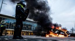 Covid: Dutch PM Mark Rutte condemns curfew riots as 'criminal violence'