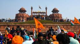 Violent clashes as Indian farmers storm Delhi's Red Fort