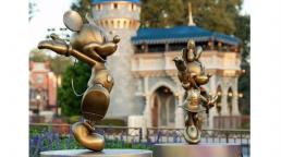 Revelan esculturas doradas de los personajes Disney en honor al 50 aniversario del resort