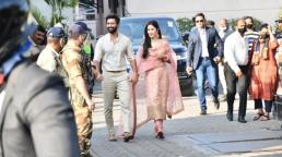 Katrina Kaif posa con su esposo Vicky Kaushal en Mumbai, después de regresar de su luna de miel