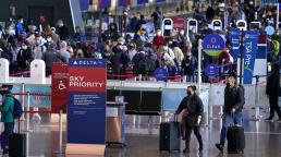 U.S. travelers adjust holiday plans to constraints of Omicron wave