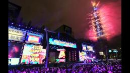 Una multitud se reunió en la plaza del ayuntamiento de Taipei para festejar y disfrutar del icónico espectáculo de fuegos artificiales en Taipei 101 para dar la bienvenida al 2022.