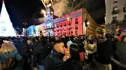  En Madrid se realizó la tradicional celebración en la Puerta del Sil, mientras en Barcelona se impuso un toque de queda en la madrugada