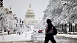 Winter storm pounds Washington as it moves across U.S. East Coast