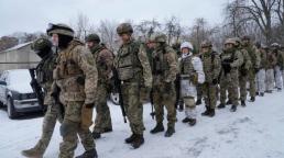  Estados Unidos ordenó la salida de Ucrania de las familias de los empleados en su embajada en el país y autorizó la marcha del personal no esencial ante la "amenaza continuada de una acción militar por parte de Rusia".