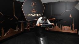  Con el objetivo de superar las expectativas de los pasajeros en cada etapa del viaje, Turkish Airlines lanzó un simulador de vuelo virtual, Hezarfen Flight Simulator Experience, en el CIP Business Lounge en el aeropuerto de Estambul.