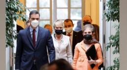  El Gobierno ha decidido la destitución de la directora del Centro Nacional de Inteligencia (CNI), Paz Esteban, tras la polémica por el espionaje a dirigentes independentistas por este centro y el sufrido en sus teléfonos móviles por el jefe del Ejecutivo, Pedro Sánchez, y la ministra de Defensa, Margarita Robles.