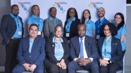   En la foto, de izq. a der: Arriba: Franz Taylor, Vandia Sands, Nuvolari Chotoosinghi, Annie King, Diana Díaz, Alejandro Buitrago y Ximena Avendaño. Sentados: Victor Manjarres, Bridgette King, el Senador Randy Rolle y Raquel Carey