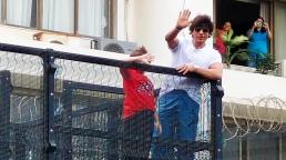 Shah Rukh Khan saluda en Mannat a sus fans en el comienzo del Eid-al-Adha 2022