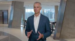 El CEO de American Airlines lamenta los largos tiempos de espera de las VISAS para viajeros en EEUU