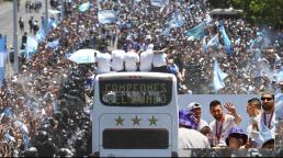 Una multitud salió a las calles en Argentina para saludar la caravana con Messi y los campeones del Mundo