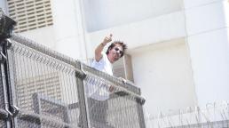  Shah Rukh Khan went up to Mannat's terrace and waved to his fans on the occasion of Eid-ul-Fitr