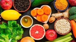 Los 10 alimentos esenciales para desintoxicar tu cuerpo de los excesos de las cenas de fin de año