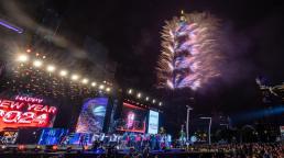 Fuegos artificiales iluminan el cielo de Taipei en la bienvenida al año 2024 en Taiwán