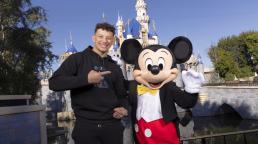 Patrick Mahomes celebra la victoria de los Chiefs en el Super Bowl 2024 en Disneyland