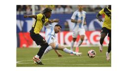 Argentina vence a Ecuador en Chicago con un golazo de Di María y la magia de Messi