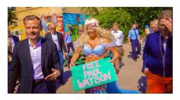 La activista danesa Tanja Zabell se viste de sirena para exigir al Ministro de Justicia de Dinamarca detener la extradición de Watson a Japón