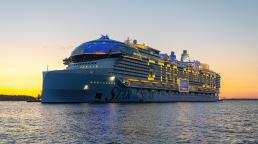 El crucero “Star of the Seas” cruza el emblemático puente del Gran Belt en Dinamarca rumbo a su debut en Port Canaveral, Florida