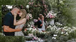 Taylor Swift y Travis Kelce anuncian compromiso con romántica propuesta en un jardín