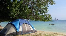 En la isla caribeña, familias y amigos convierten la costa en el centro de la vida social durante la Semana Santa, en una celebración marcada por la convivencia, la música y las tradiciones.