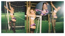 Addison Rae hace una audaz producción de fotos en una cancha de fútbol de Sudamérica.